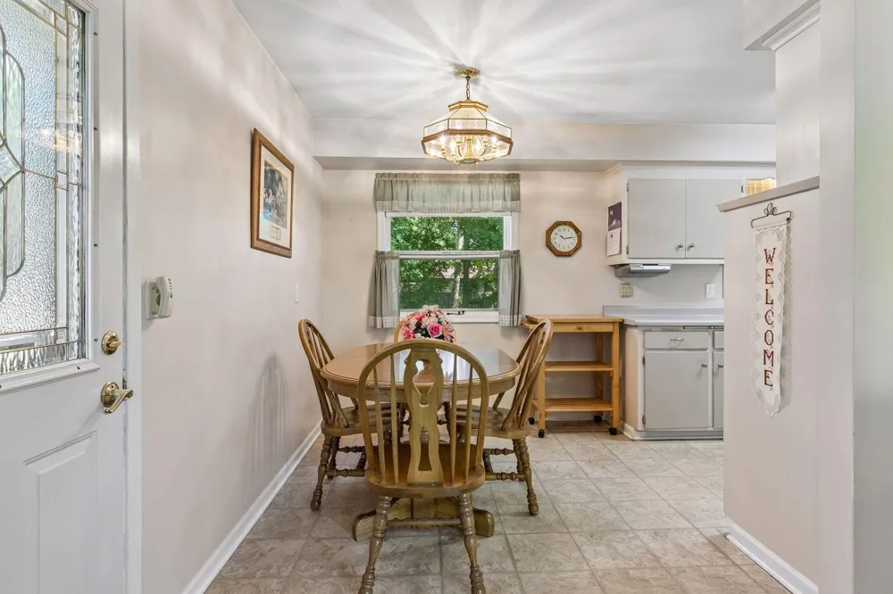 2704 Shawnee Lane Burnsville, MN 55337