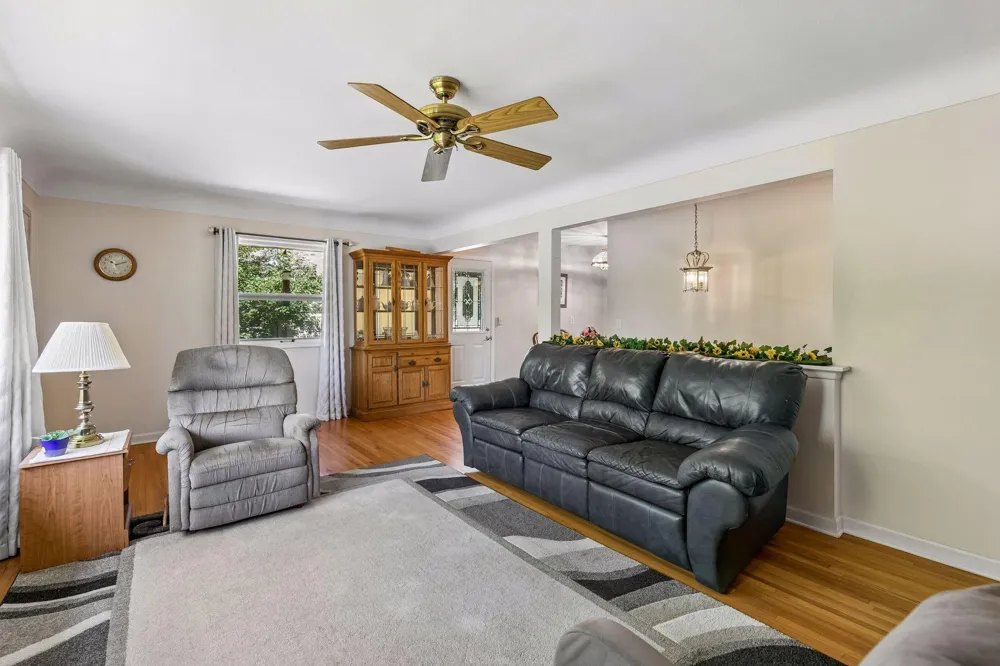 2704 Shawnee Lane Burnsville, MN 55337