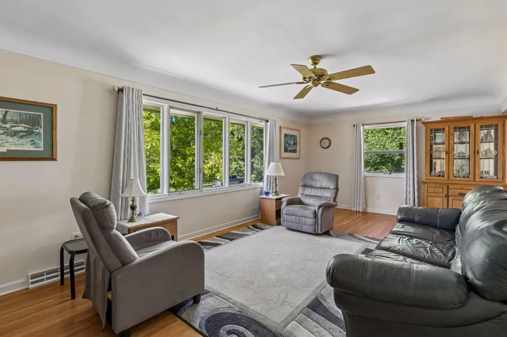 2704 Shawnee Lane Burnsville, MN 55337