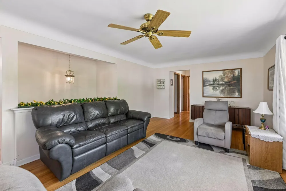 2704 Shawnee Lane Burnsville, MN 55337