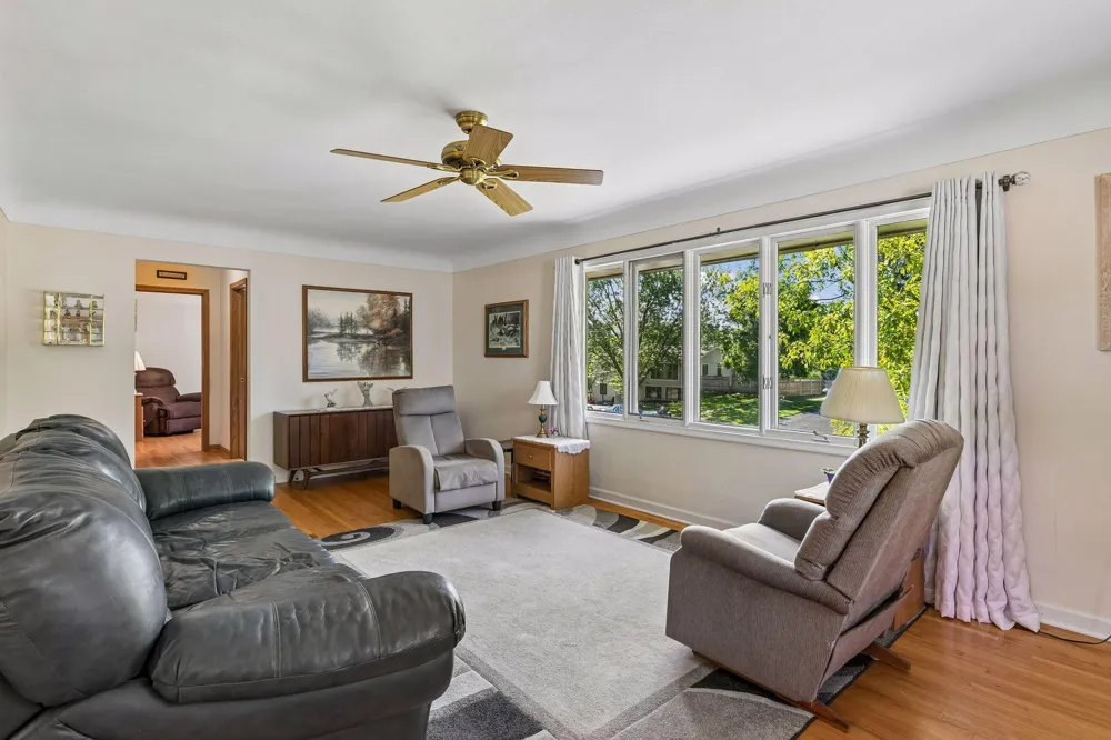 2704 Shawnee Lane Burnsville, MN 55337