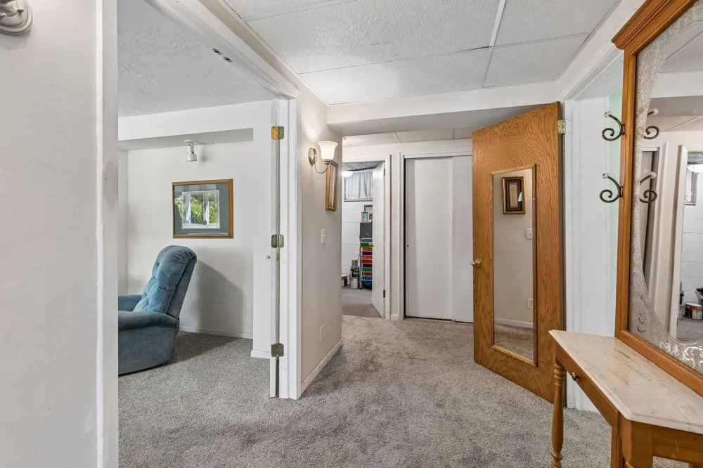 2704 Shawnee Lane Burnsville, MN 55337
