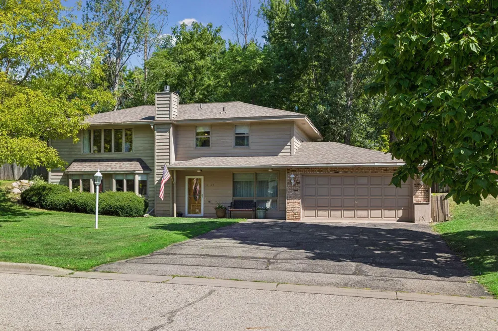2704 Shawnee Lane Burnsville, MN 55337
