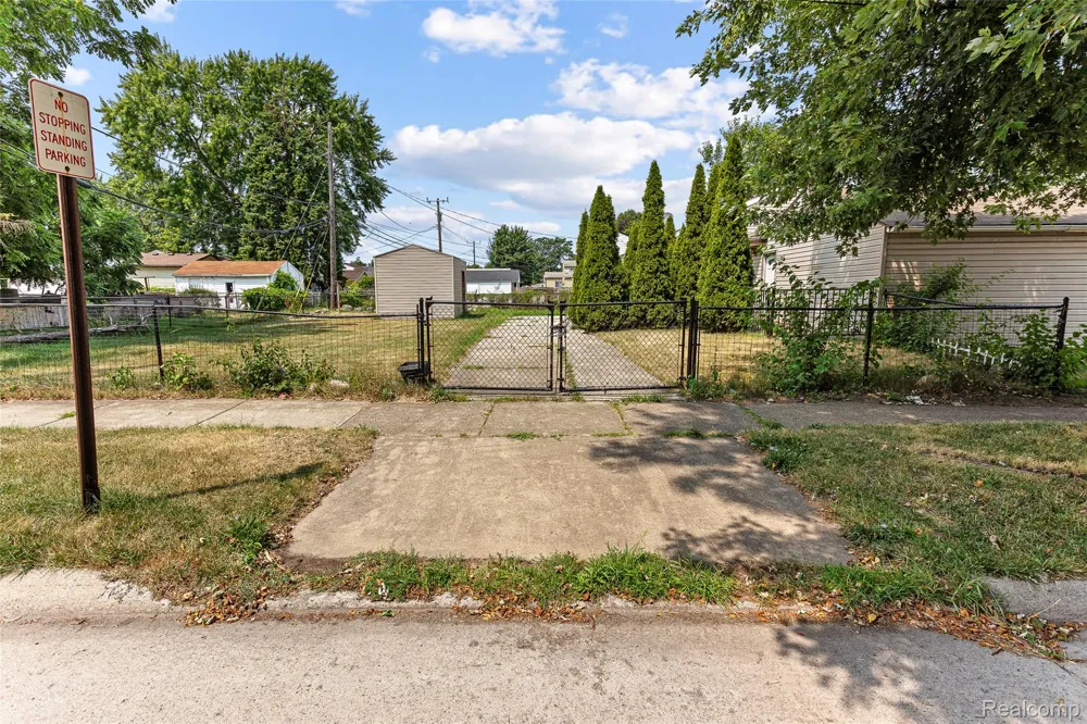2303 Fisher Street Melvindale City, MI 48122