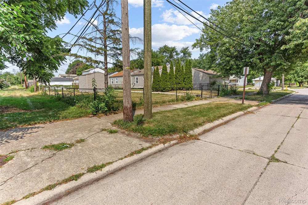 2303 Fisher Street Melvindale City, MI 48122