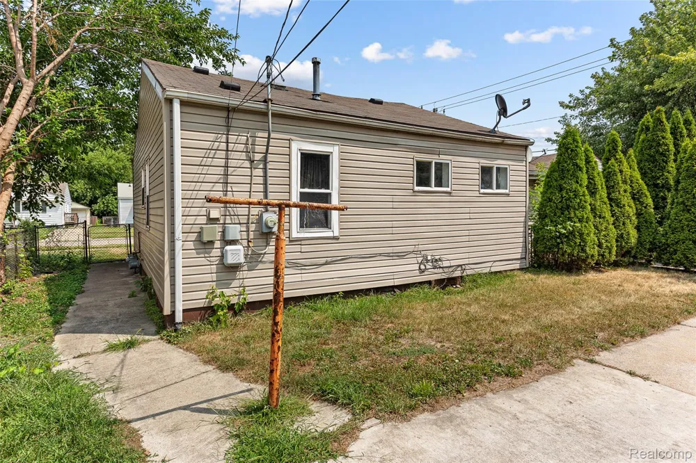2303 Fisher Street Melvindale City, MI 48122