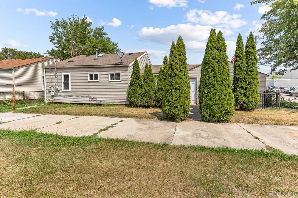 2303 Fisher Street Melvindale City, MI 48122