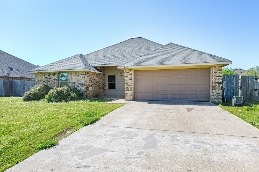 307 W Alene Drive Mabank, TX 75147