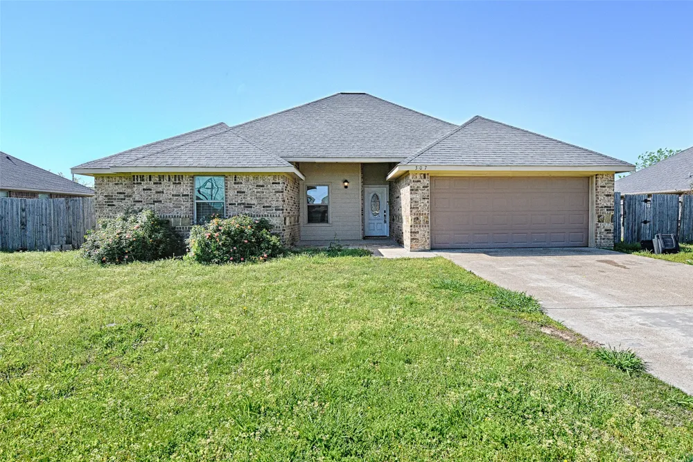 307 W Alene Drive Mabank, TX 75147