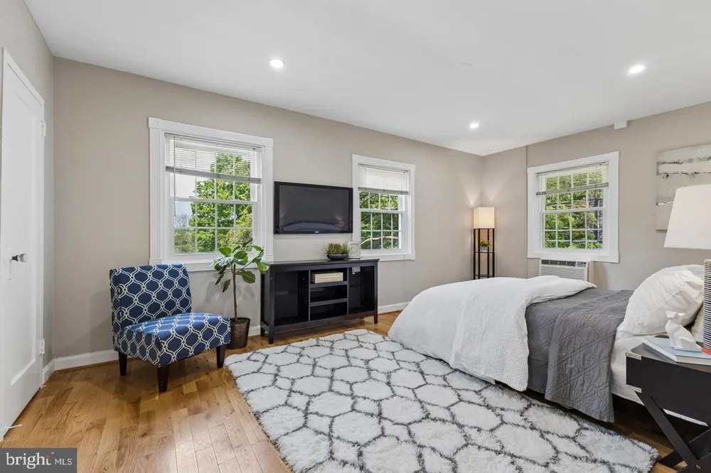 1024 VALLEY DRIVE Alexandria, VA 22302