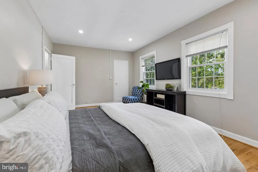 1024 VALLEY DRIVE Alexandria, VA 22302