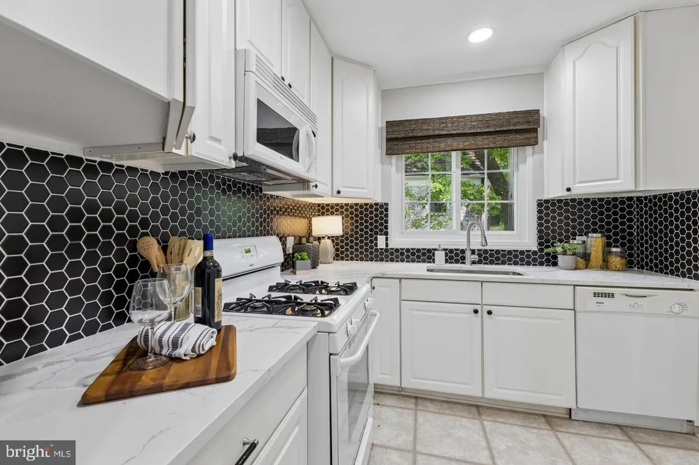 1024 VALLEY DRIVE Alexandria, VA 22302