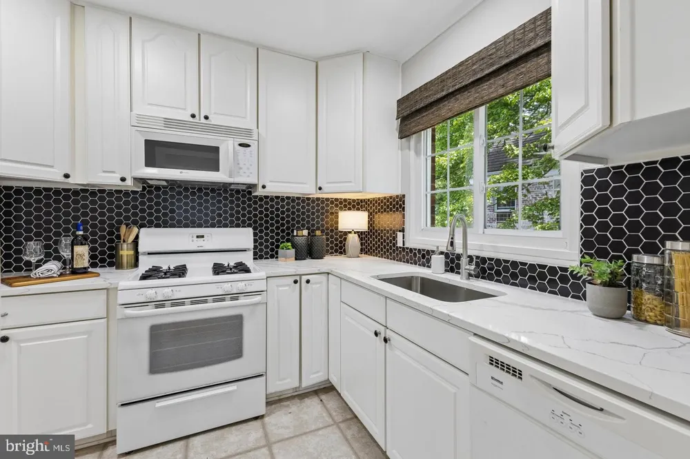 1024 VALLEY DRIVE Alexandria, VA 22302