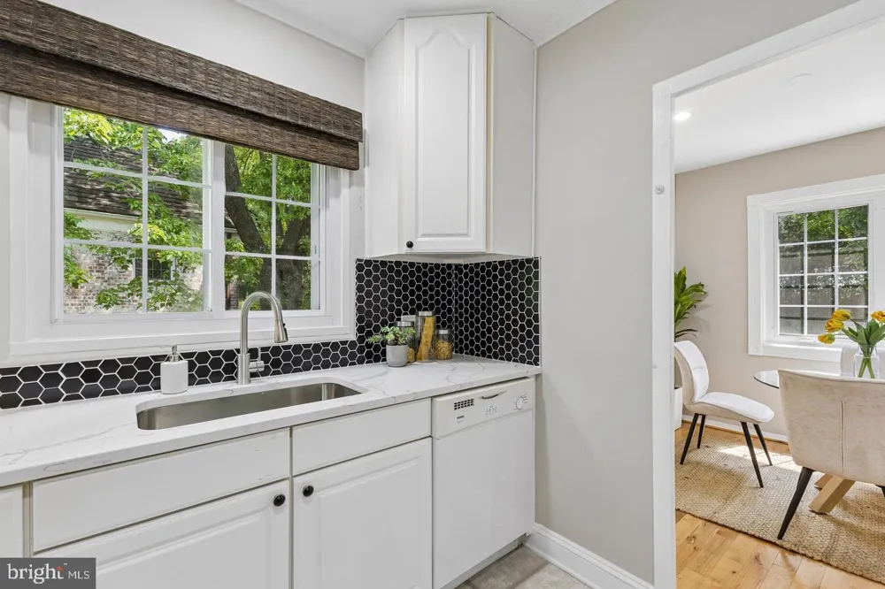 1024 VALLEY DRIVE Alexandria, VA 22302