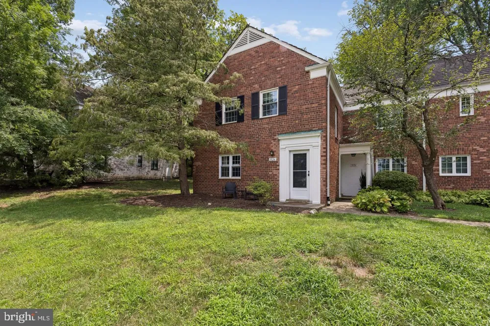 1024 VALLEY DRIVE Alexandria, VA 22302