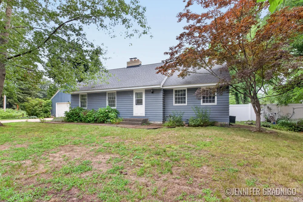 943 Grandridge Court Holland, MI 49423