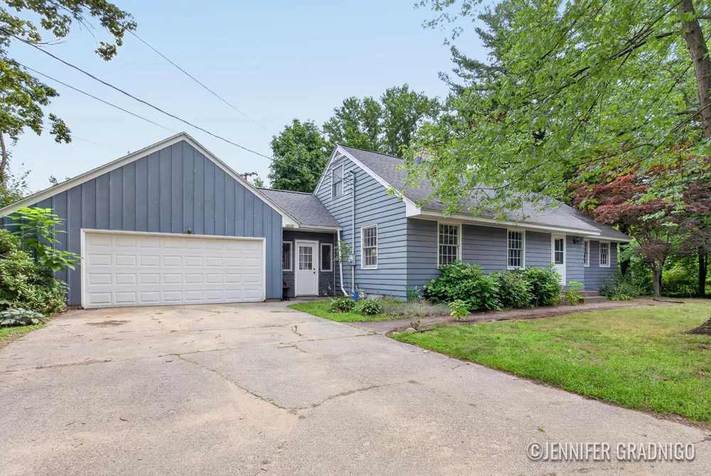 943 Grandridge Court Holland, MI 49423