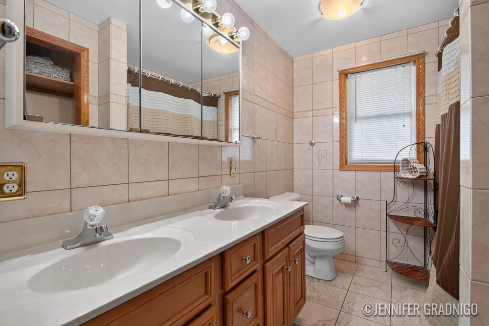 943 Grandridge Court Holland, MI 49423