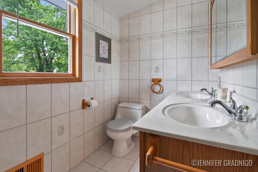 943 Grandridge Court Holland, MI 49423