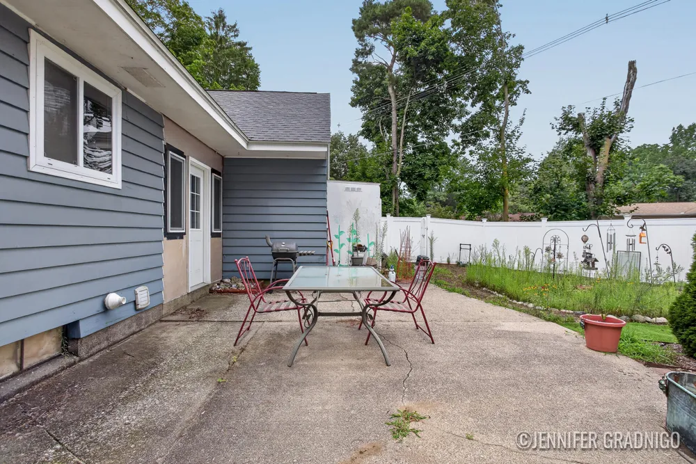 943 Grandridge Court Holland, MI 49423