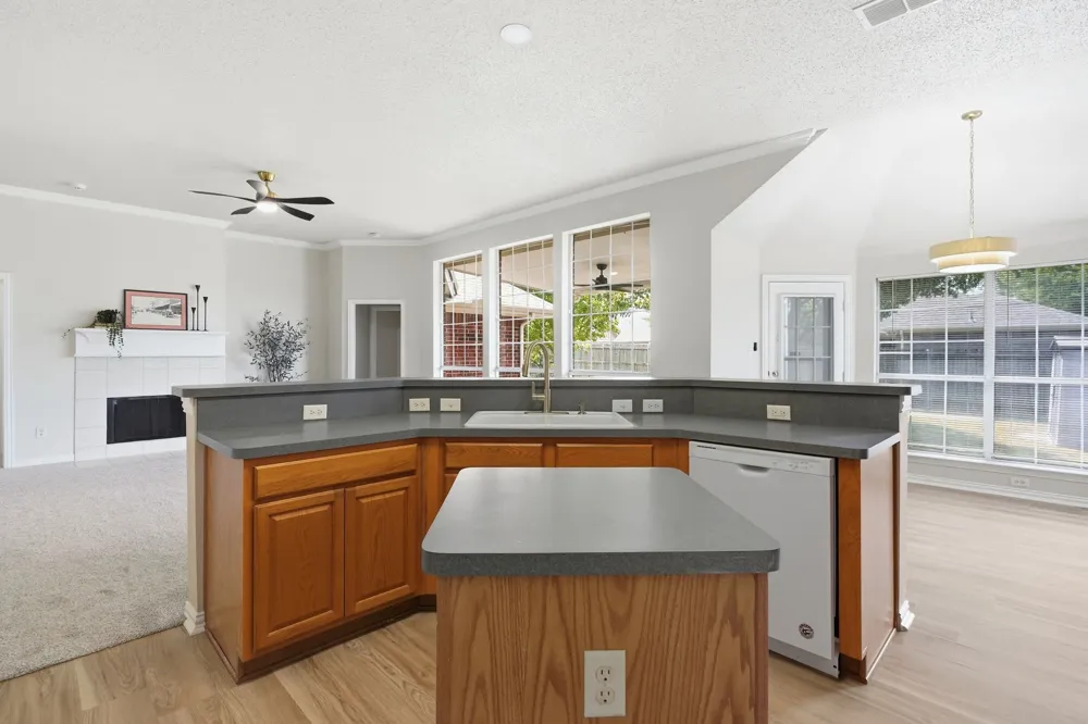 1121 SW Hillside Drive Burleson, TX 76028