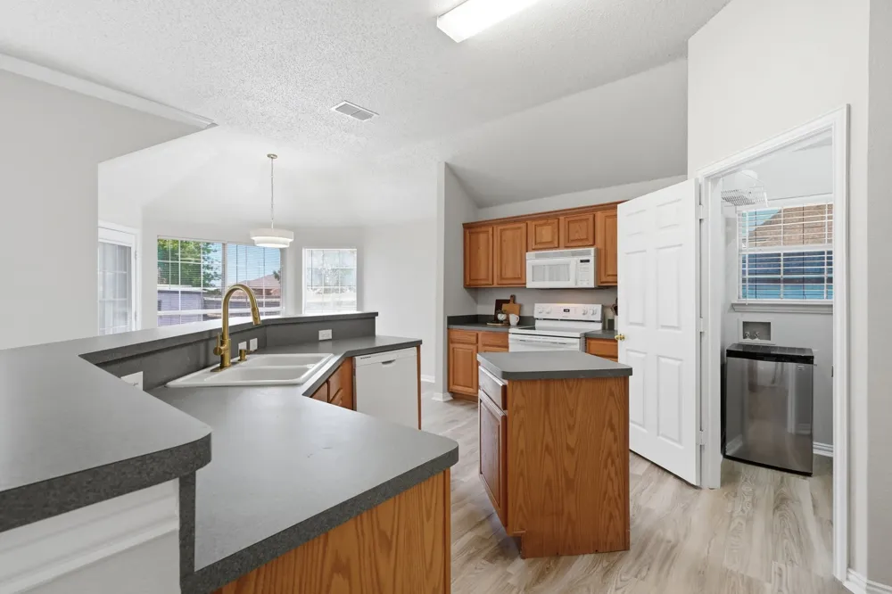 1121 SW Hillside Drive Burleson, TX 76028