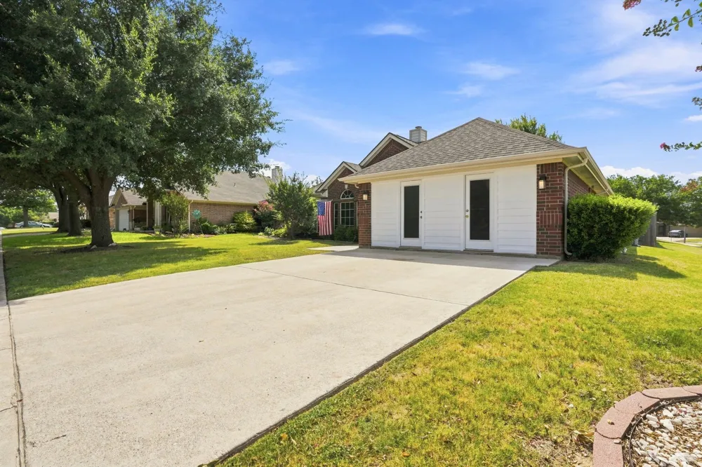 1121 SW Hillside Drive Burleson, TX 76028