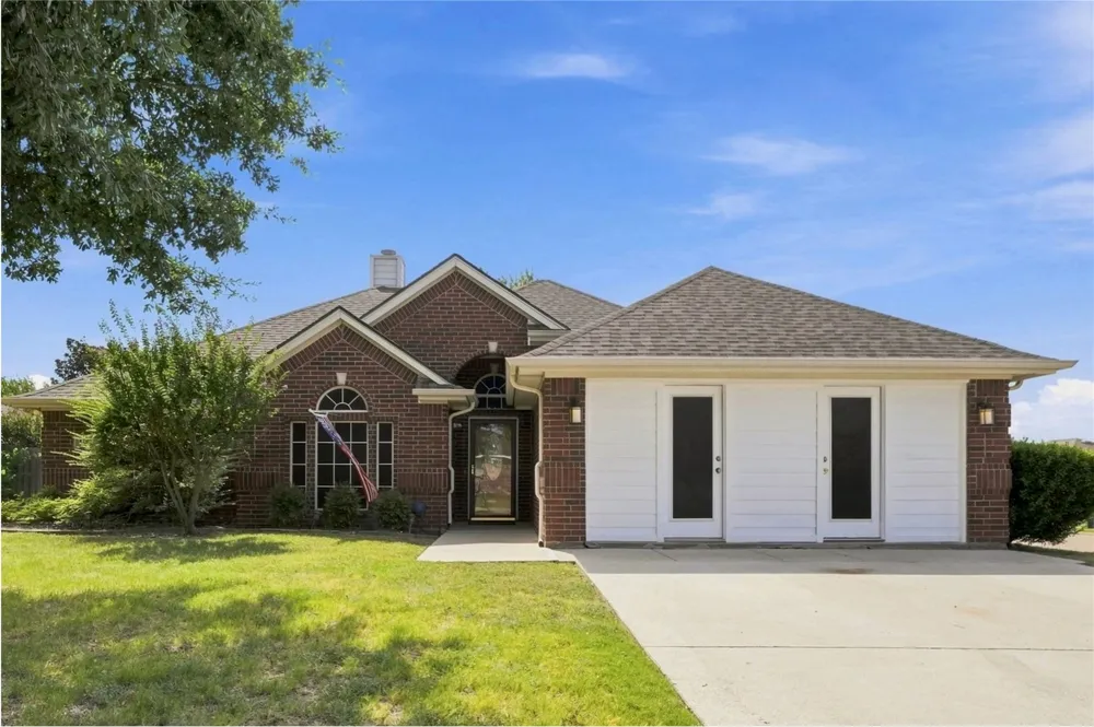 1121 SW Hillside Drive Burleson, TX 76028