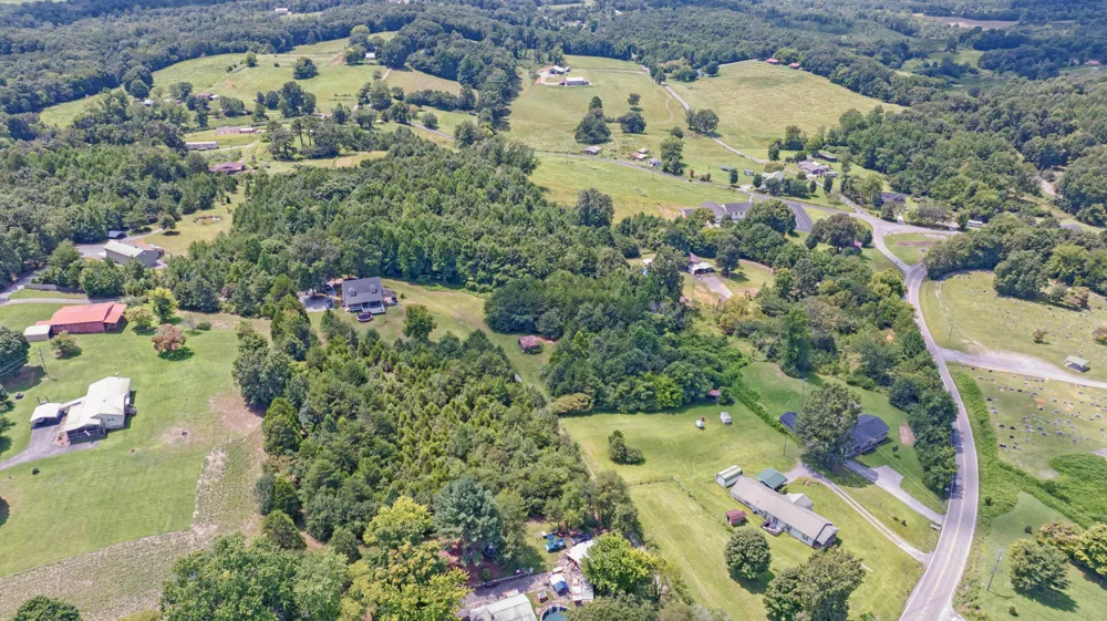 290 J L Davis Lane Evensville, TN 37332