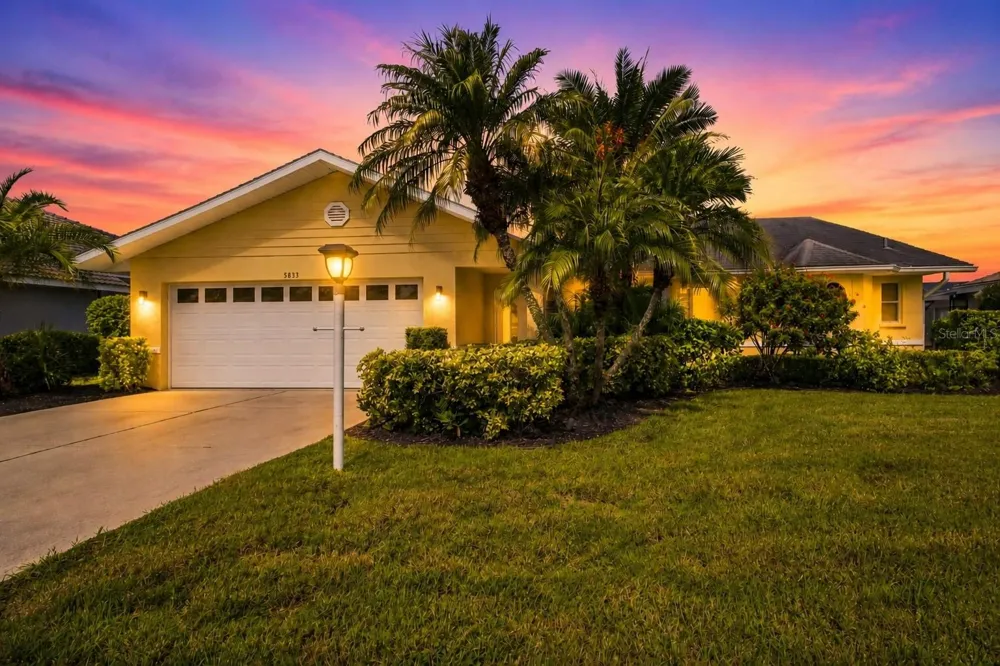 5833 CARRIAGE DRIVE Sarasota, FL 34243