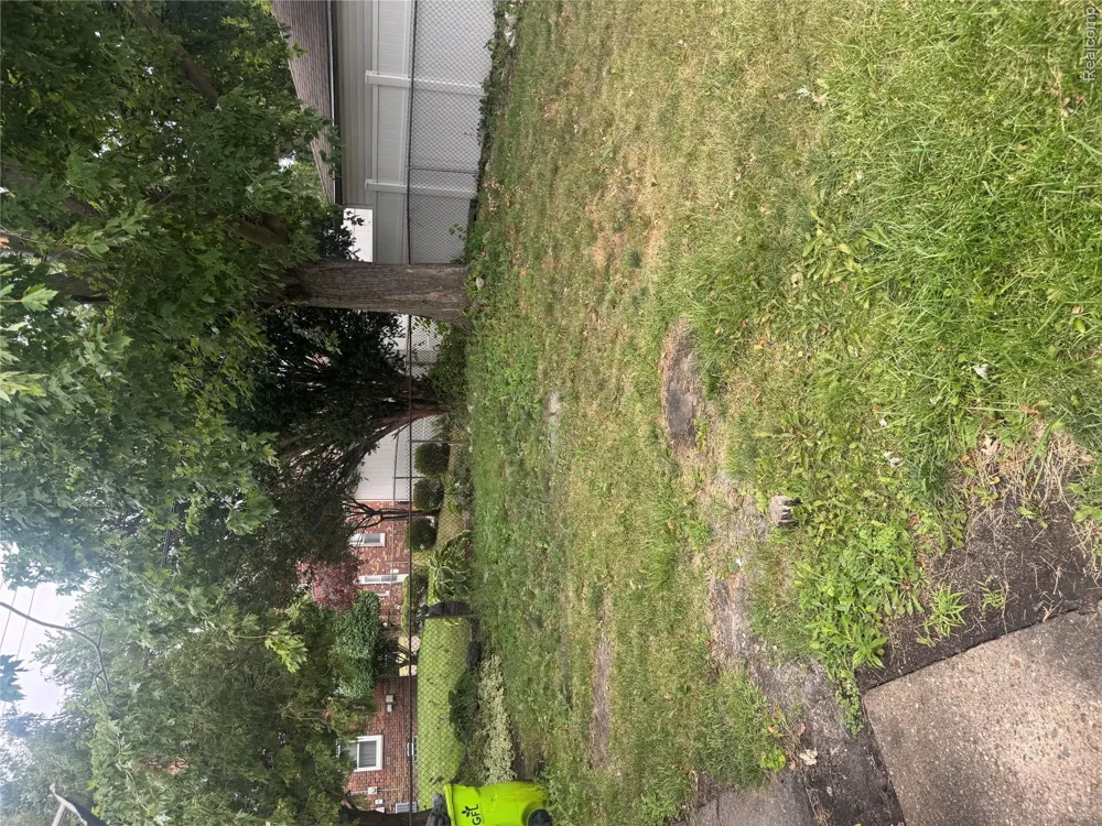 21810 Schroeder Avenue W Eastpointe City, MI 48021
