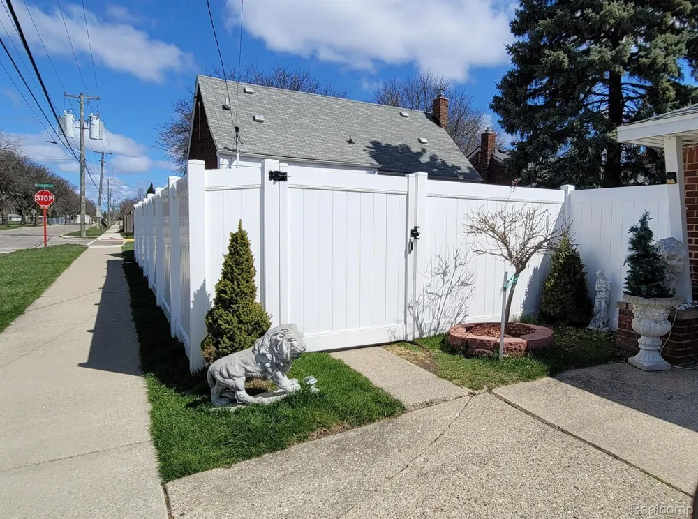 14301 MANHATTAN STREET Oak Park City, MI 48237