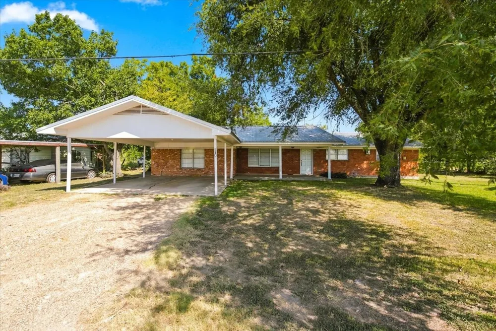 710 E Avenue A Rosebud, TX 76570