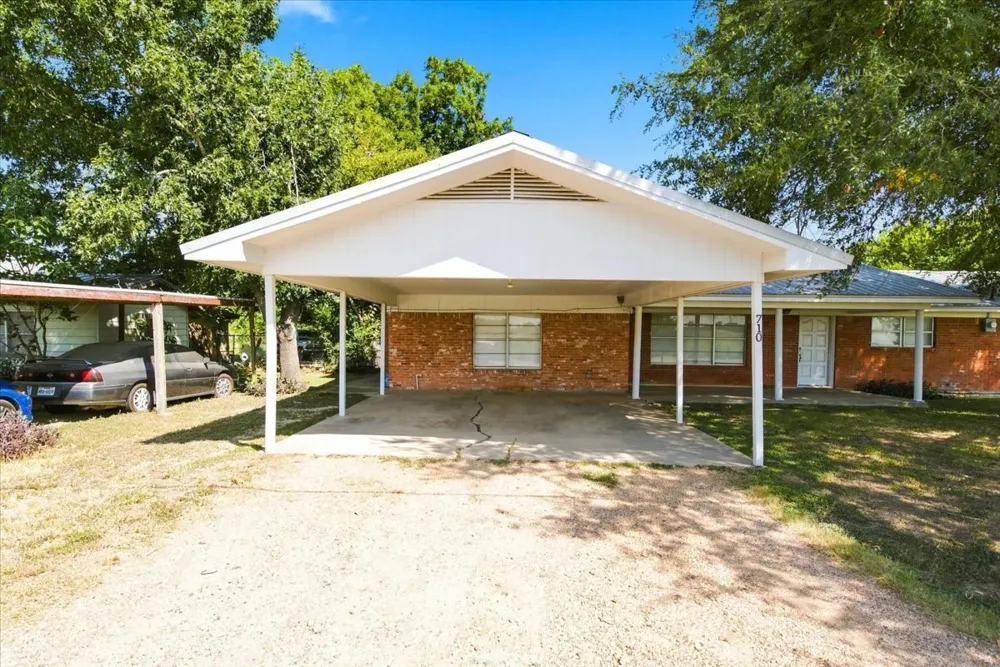 710 E Avenue A Rosebud, TX 76570