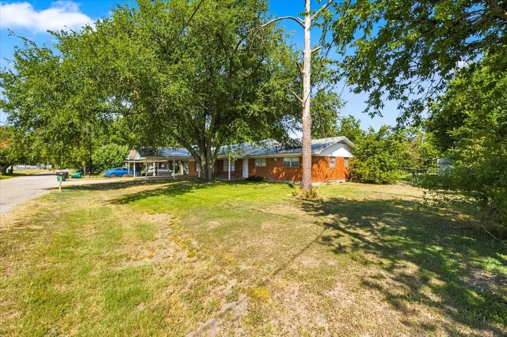 710 E Avenue A Rosebud, TX 76570