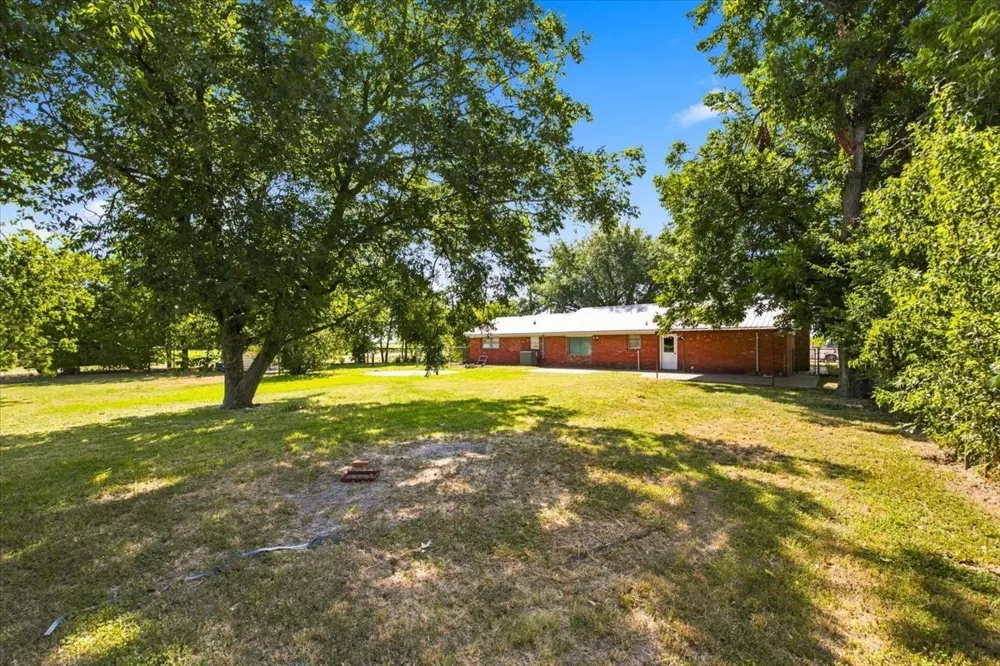 710 E Avenue A Rosebud, TX 76570