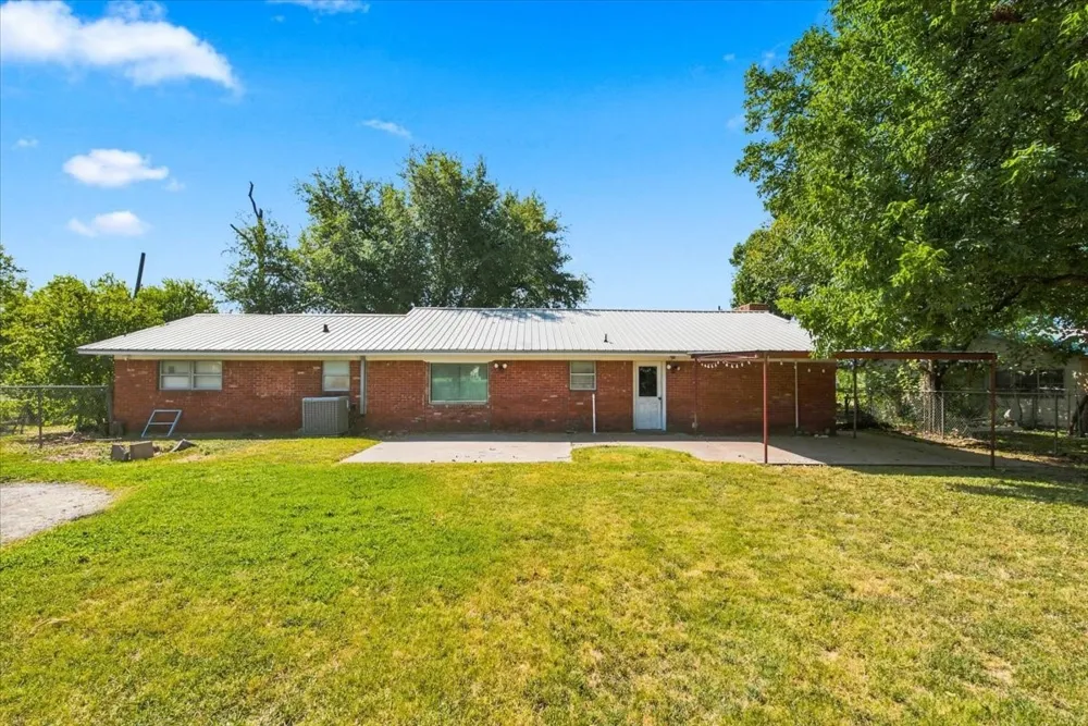 710 E Avenue A Rosebud, TX 76570