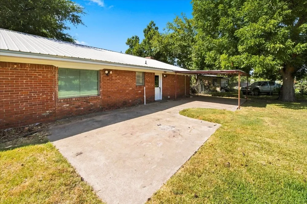 710 E Avenue A Rosebud, TX 76570