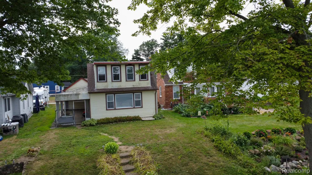 9556 Round Lake Boulevard White Lake Charter Township, MI 48386