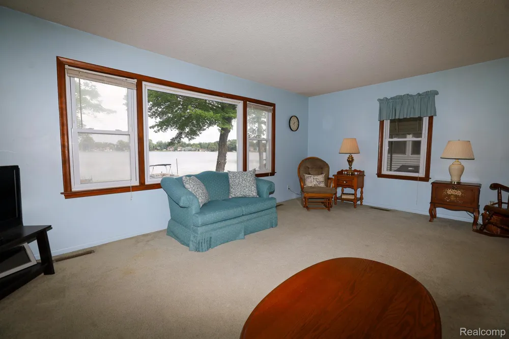 9556 Round Lake Boulevard White Lake Charter Township, MI 48386
