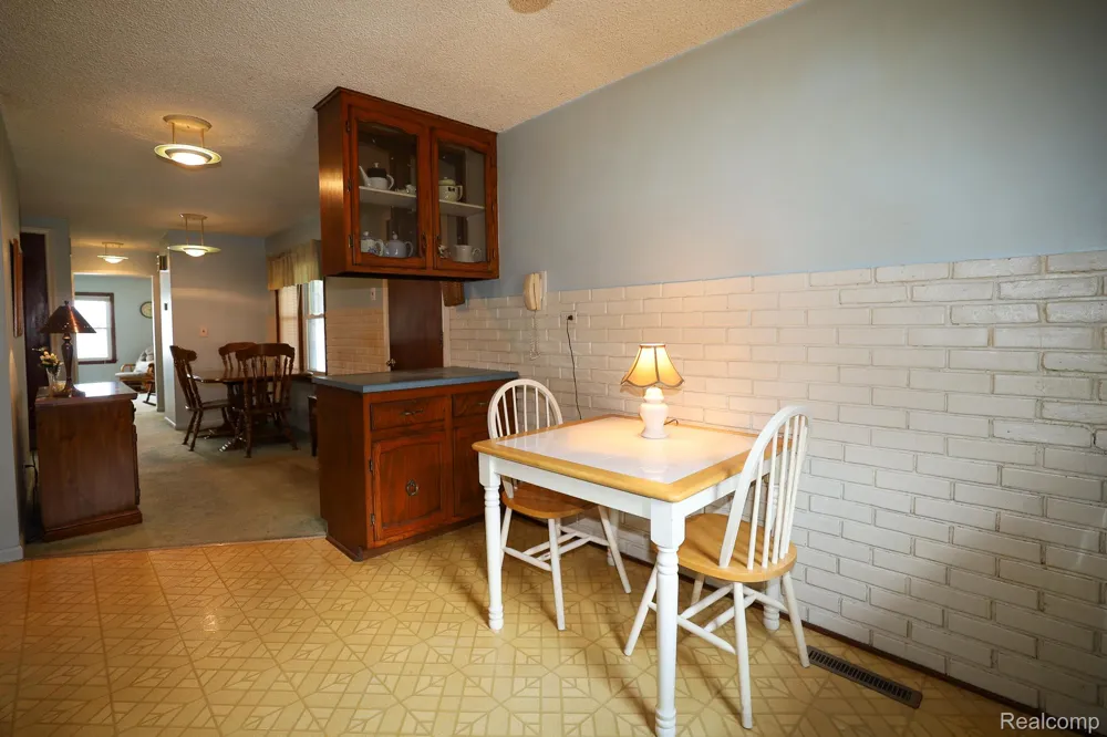 9556 Round Lake Boulevard White Lake Charter Township, MI 48386