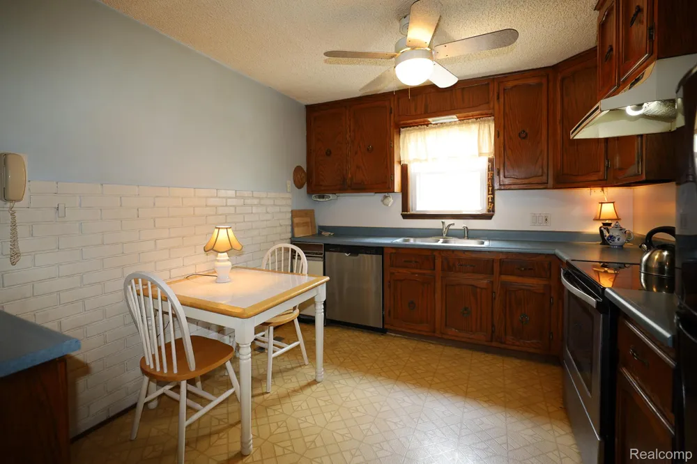 9556 Round Lake Boulevard White Lake Charter Township, MI 48386