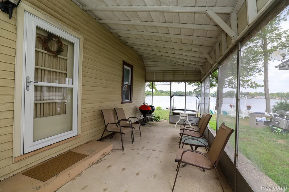 9556 Round Lake Boulevard White Lake Charter Township, MI 48386