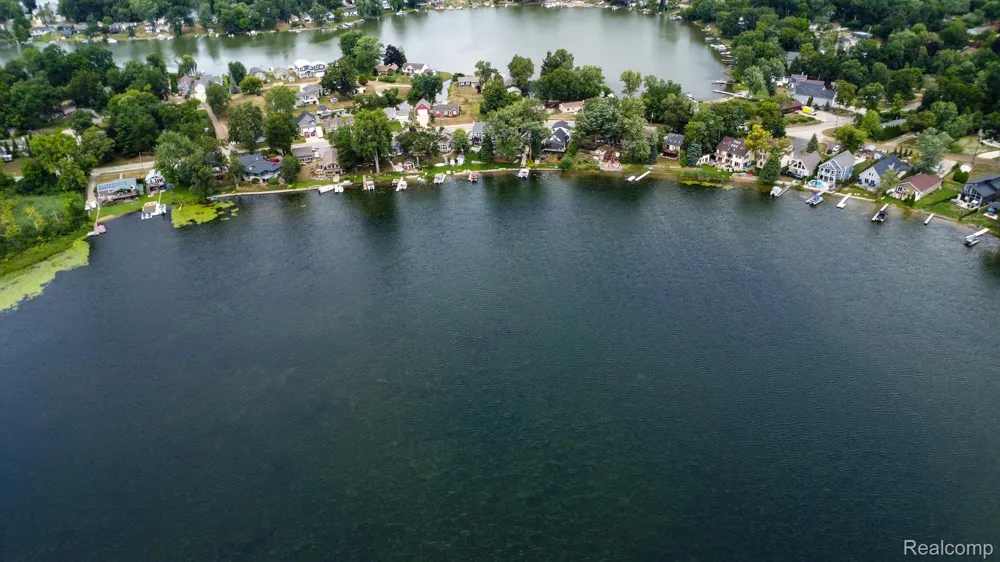 9556 Round Lake Boulevard White Lake Charter Township, MI 48386