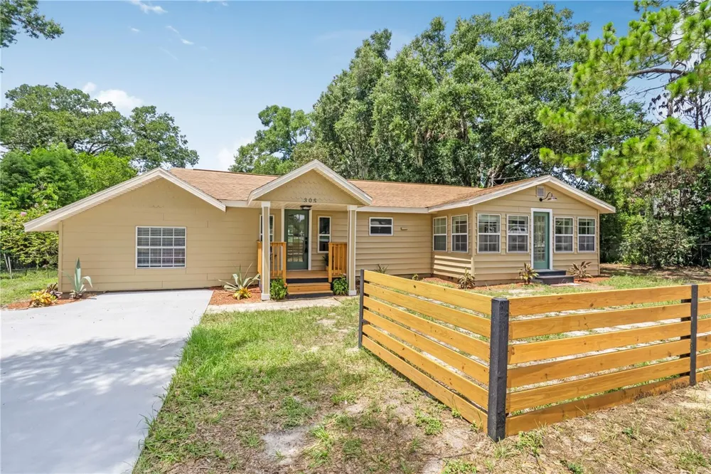 305 S ROSSITER STREET Mount Dora, FL 32757