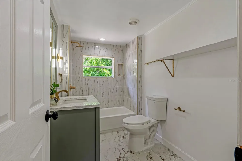 305 S ROSSITER STREET Mount Dora, FL 32757