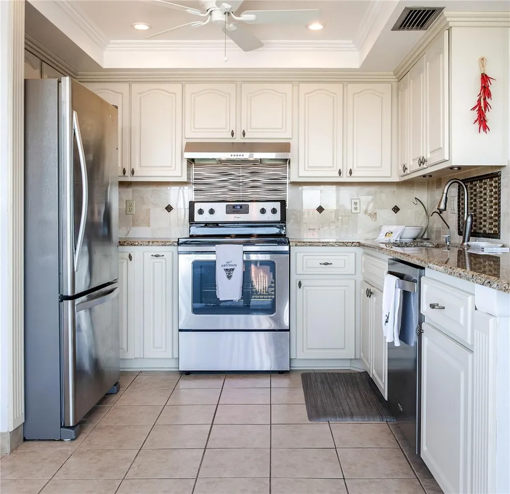 6104 PALMA DEL MAR BOULEVARD S #404 St Petersburg, FL 33715