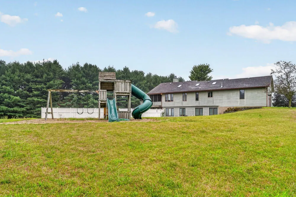 5430 E T AVENUE Vicksburg, MI 49097