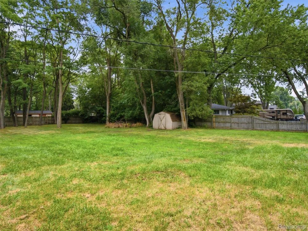 5495 Savoy Drive Waterford Charter Township, MI 48327