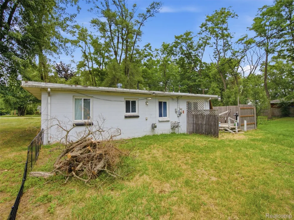 5495 Savoy Drive Waterford Charter Township, MI 48327